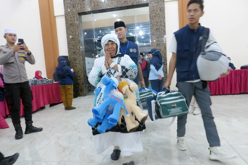Foto-foto Jemaah Haji Asal Medan dan Tapsel Pulang dari Tanah Suci