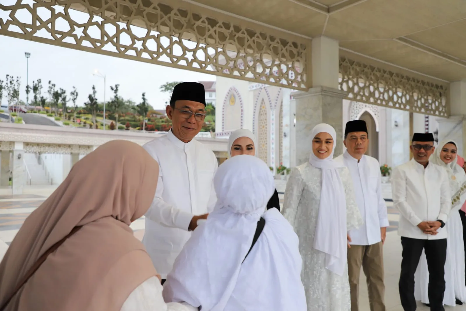 Jemaah Haji Tapsel Pulang, Disambut Bupati Dan Wabup Di Masjid Agung