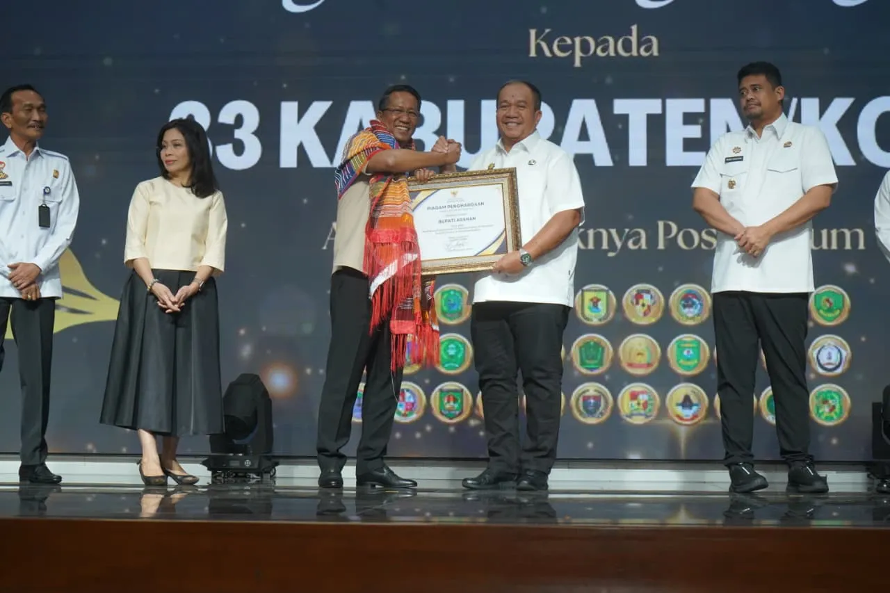 Bupati Asahan Terima Penghargaan Kementerian Hukum