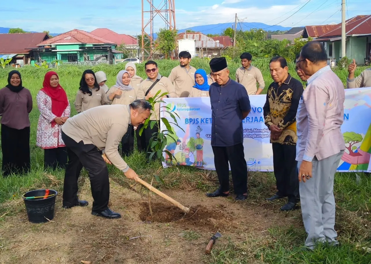 Melalui Employee Volunteering, BPJS Ketenagakerjaan P.Sidimpuan Tanam Pohon di Lingkungan Kampus UGN
