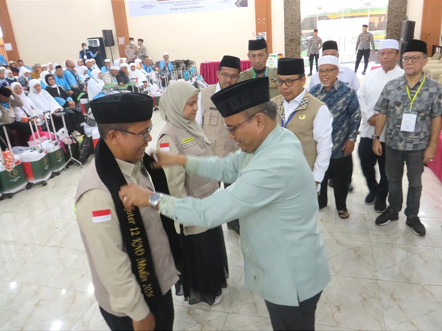 Wali Kota Letnan Sambut Kepulangan 340 Jemaah Haji Padangsidimpuan di Kloter 12