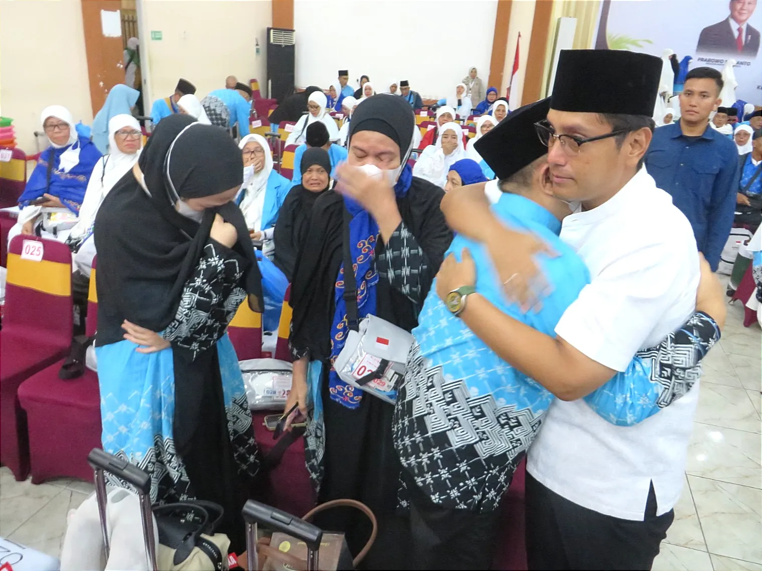 Haru Kepulangaan Kloter 14, Wali Kota Rico Dipeluk Erat Keluarga Jemaah Haji Yang Wafat di Tanah Suci