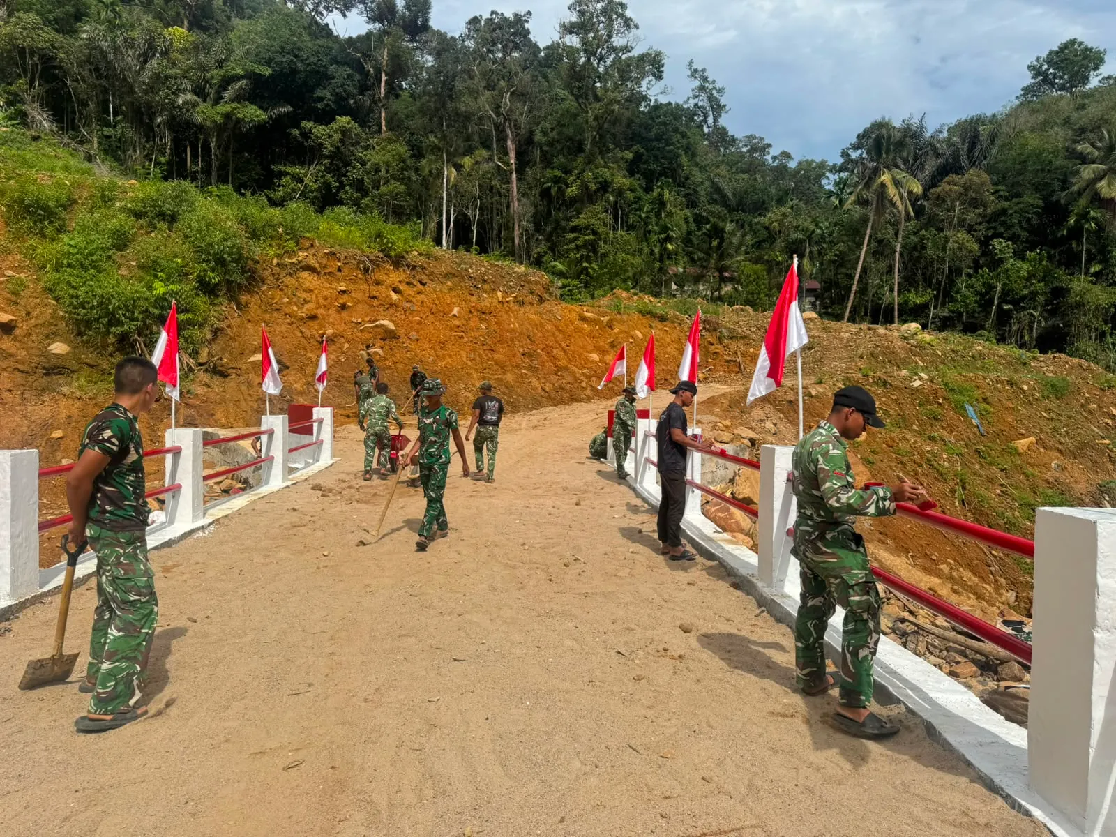 Kodim 0211/Tapanuli Tengah dan Yon TP 908/GD Tuntaskan Pembangunan Kembali Jembatan Armco di Desa Bair