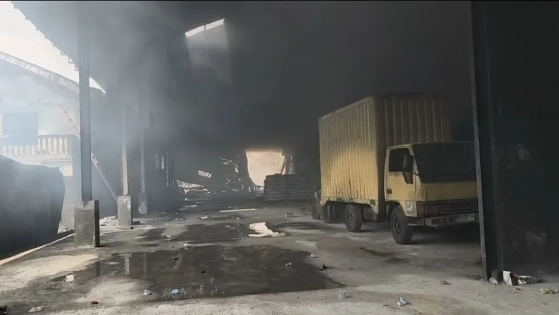 Pabrik Plastik Terbakar di Medan Johor, Tiga Unit Rumah Terdampak
