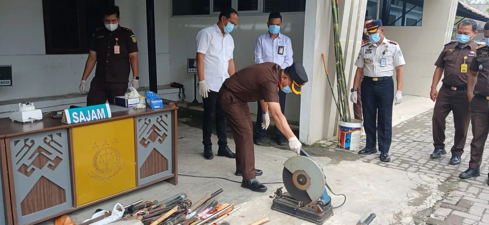Kacabjari Labuhandeli Musnahkan Barang Bukti Narkotika, Senpi dan Mesin Judi
