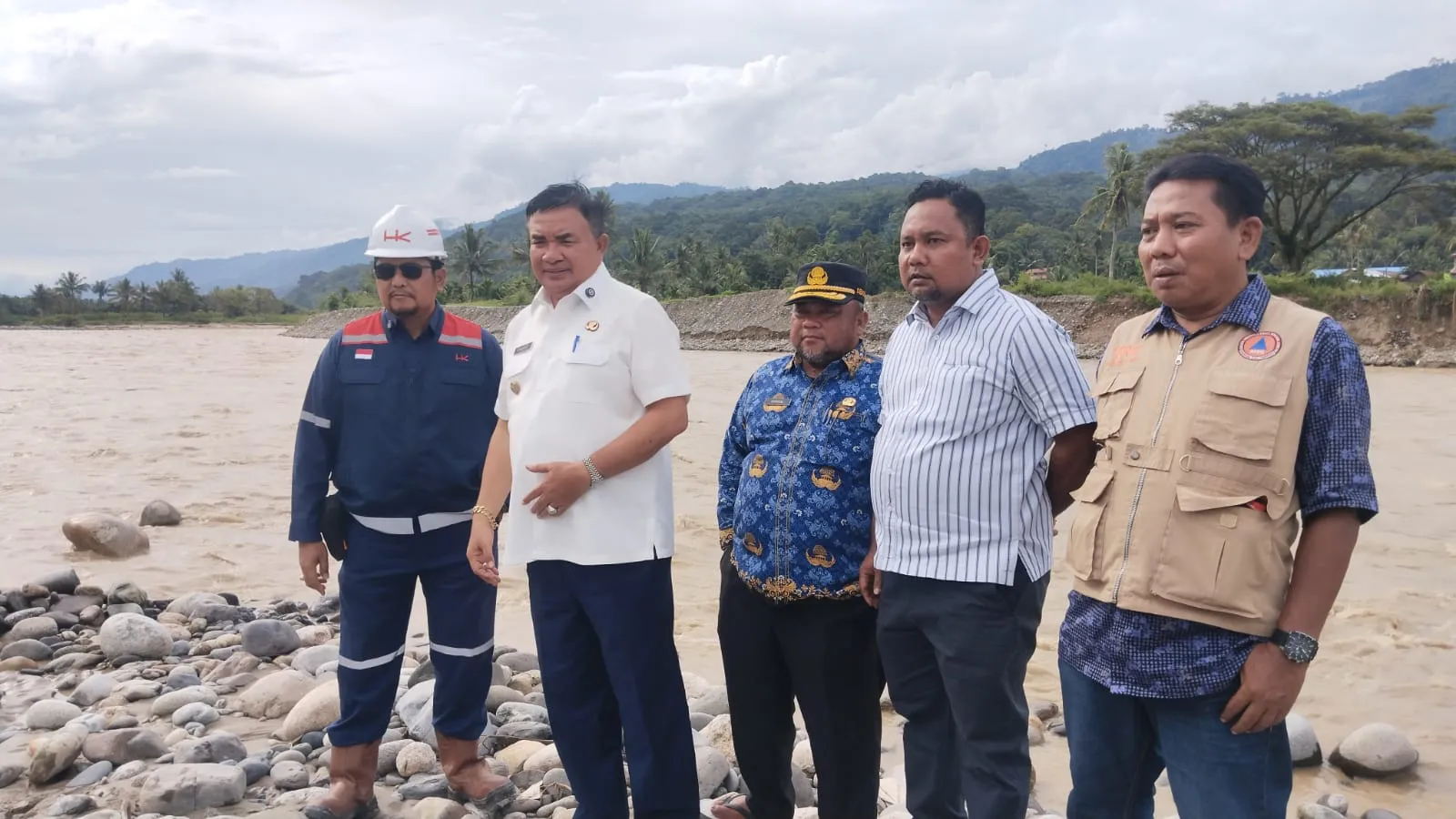 Bupati Salim Fakhry Tinjau Tanggul Pengaman Jalan Darurat Jebol Dihantam Arus Sungai Alas