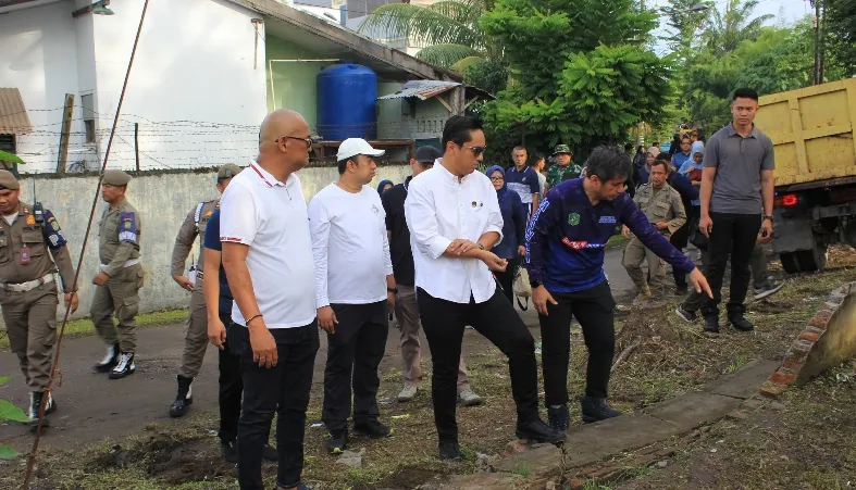Dengarkan Jeritan Warga Soal Trauma Banjir, LPJU Mati hingga Ancaman Longsor, Rico Waas Instruksikan Solusi di Tempat