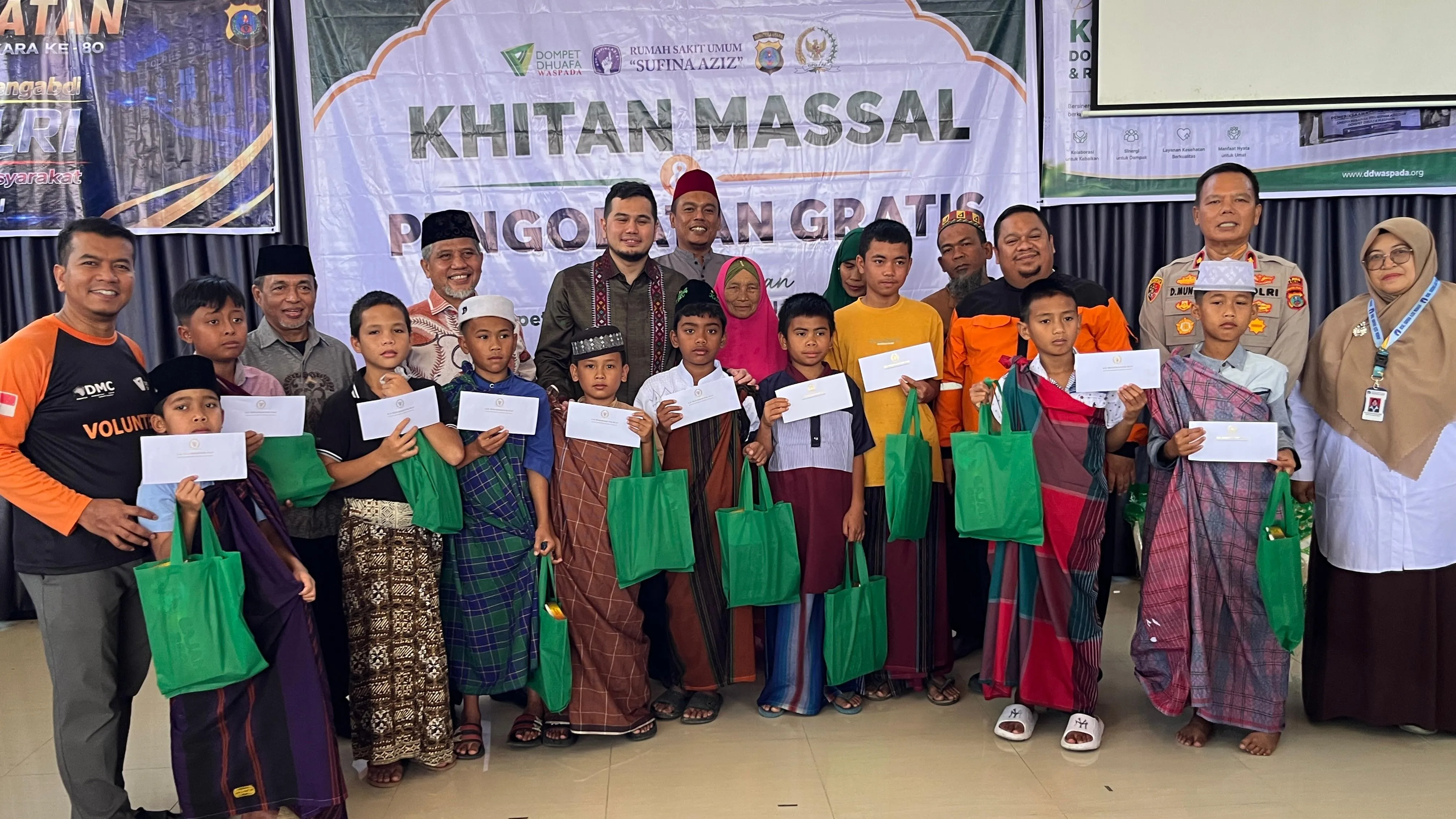 Dompet Dhuafa Waspada Bersama RSU Sufina Aziz Hadirkan Khitan Massal dan Pengobatan Gratis untuk Warga Dairi