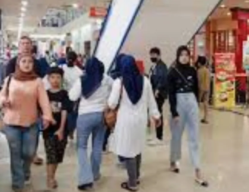 Jumlah Pengunjung Mal Lebih Beli Barang Murah