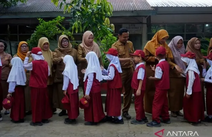 Membela guru dan penyuluh agama honorer