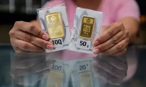 Harga Emas Antam Anjlok Rp35 Ribu Hari Ini