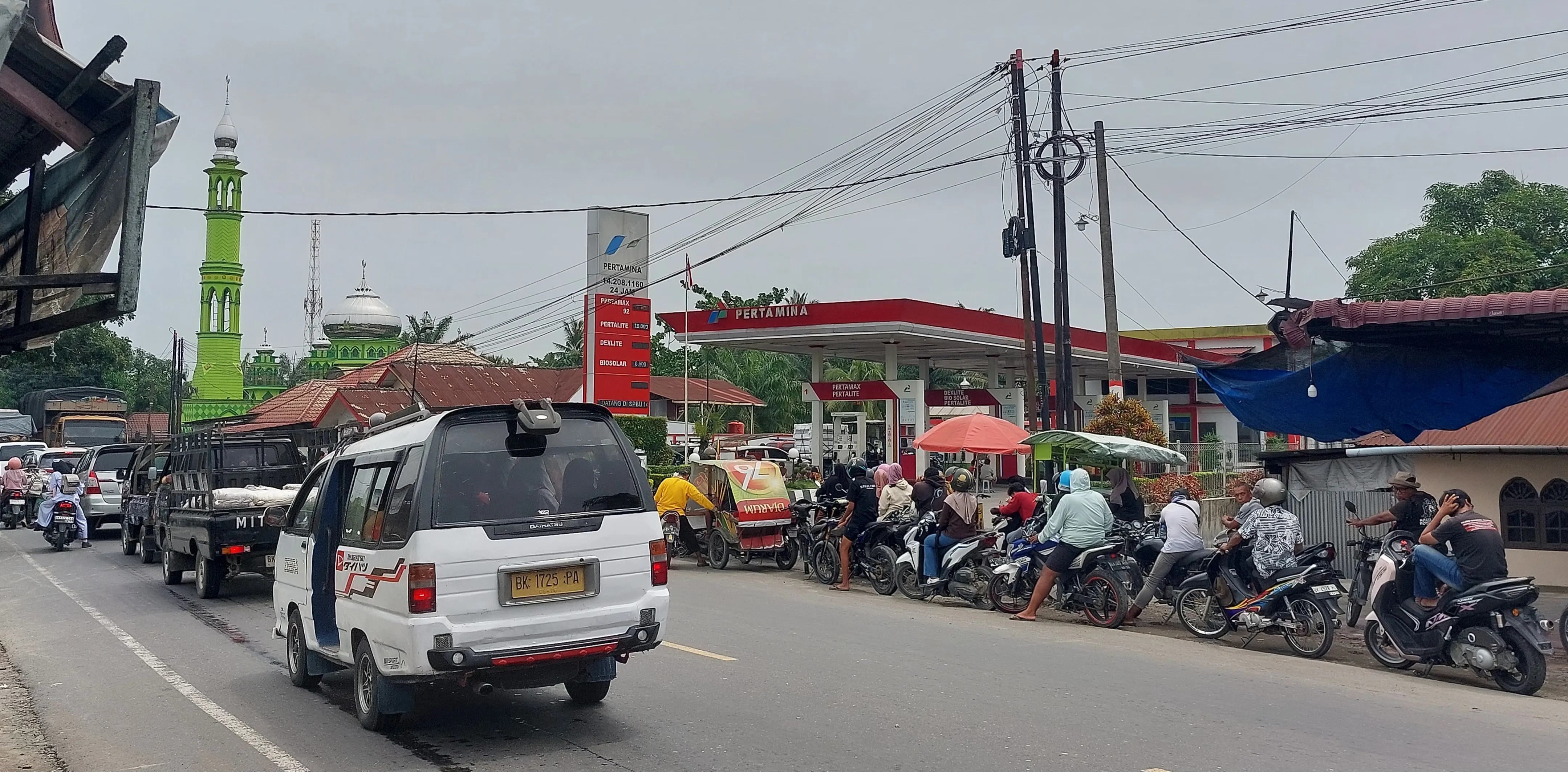 Antrean Panjang BBM Masih Terjadi, Harga Telur Dan Daging Ayam Terus Naik