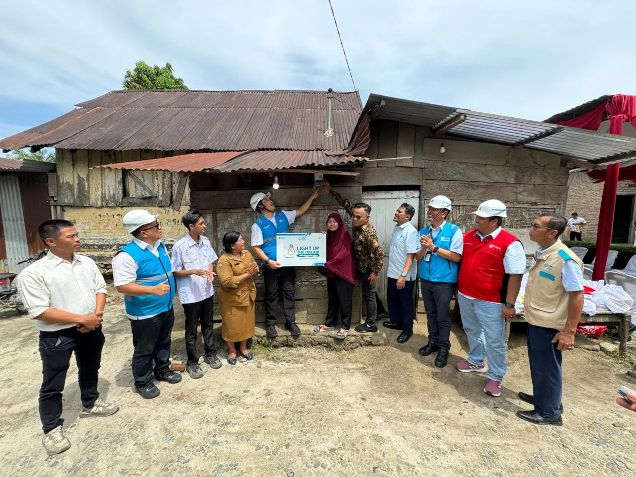 Donasi Insan PLN Hadirkan Listrik Gratis Bagi 13 Keluarga Di Simalungun