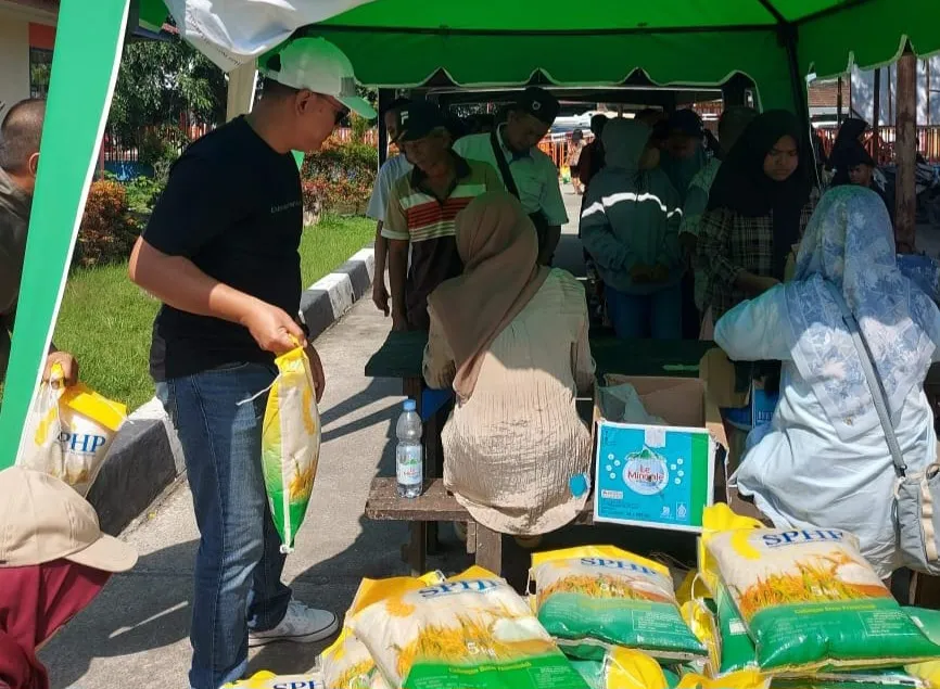 Bulog Sumut Kembali Jual Beras SPHP Di Depan Gudang