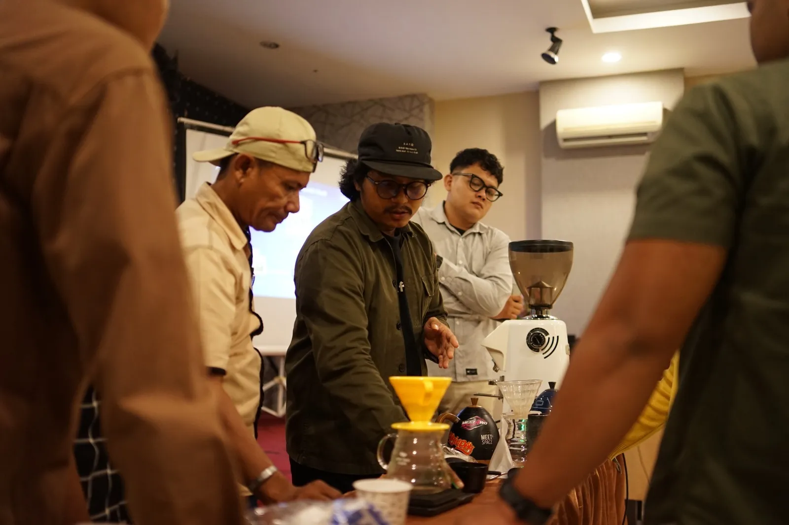 PLN Bekali 15 Pemuda Labuhanbatu Keterampilan Dan Peralatan Usaha Barista