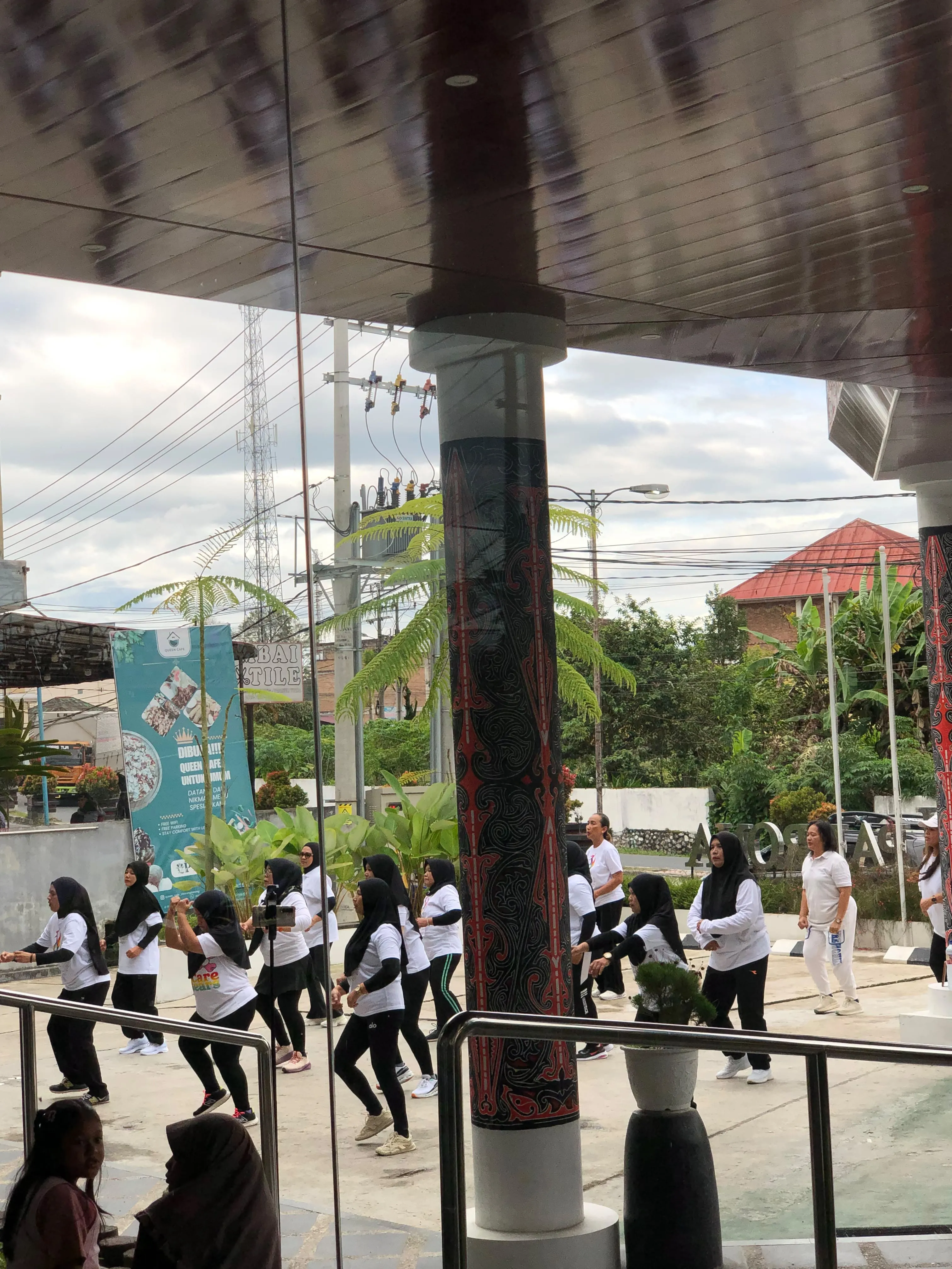 Queen Parrona Hotel Siborongborong Gelar Senam Sehat Bersama Masyarakat