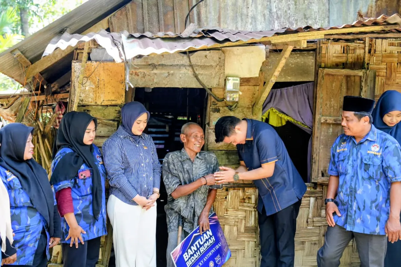 Pria Sepuh Itu Bahagia, Gubuk Reotnya Segera Dibangun Ricky Anthony Jadi Rumah Layak Huni