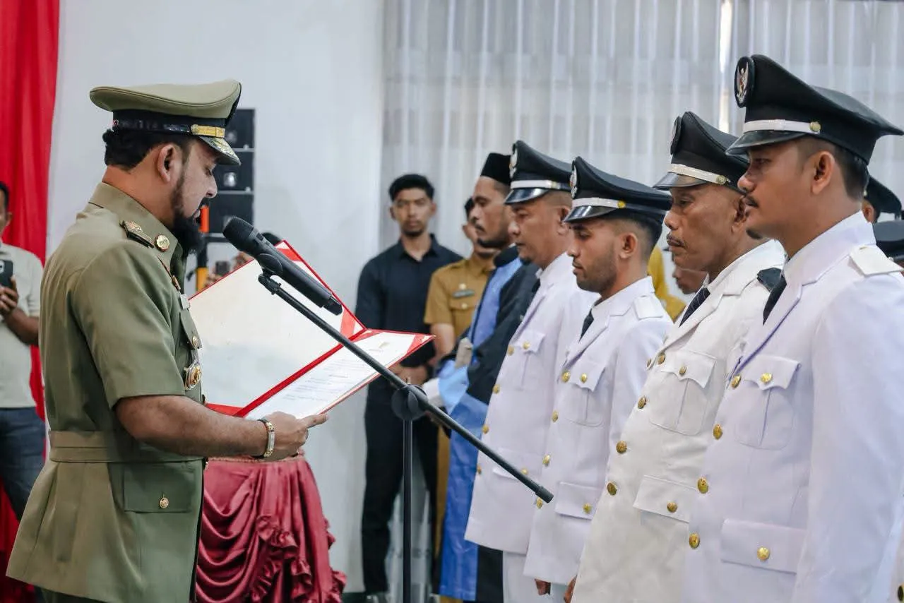 Bupati Al Farlaky Lantik 57 Keuchik, Tekankan Kepemimpinan Responsif dan Perkuat Peradilan Adat