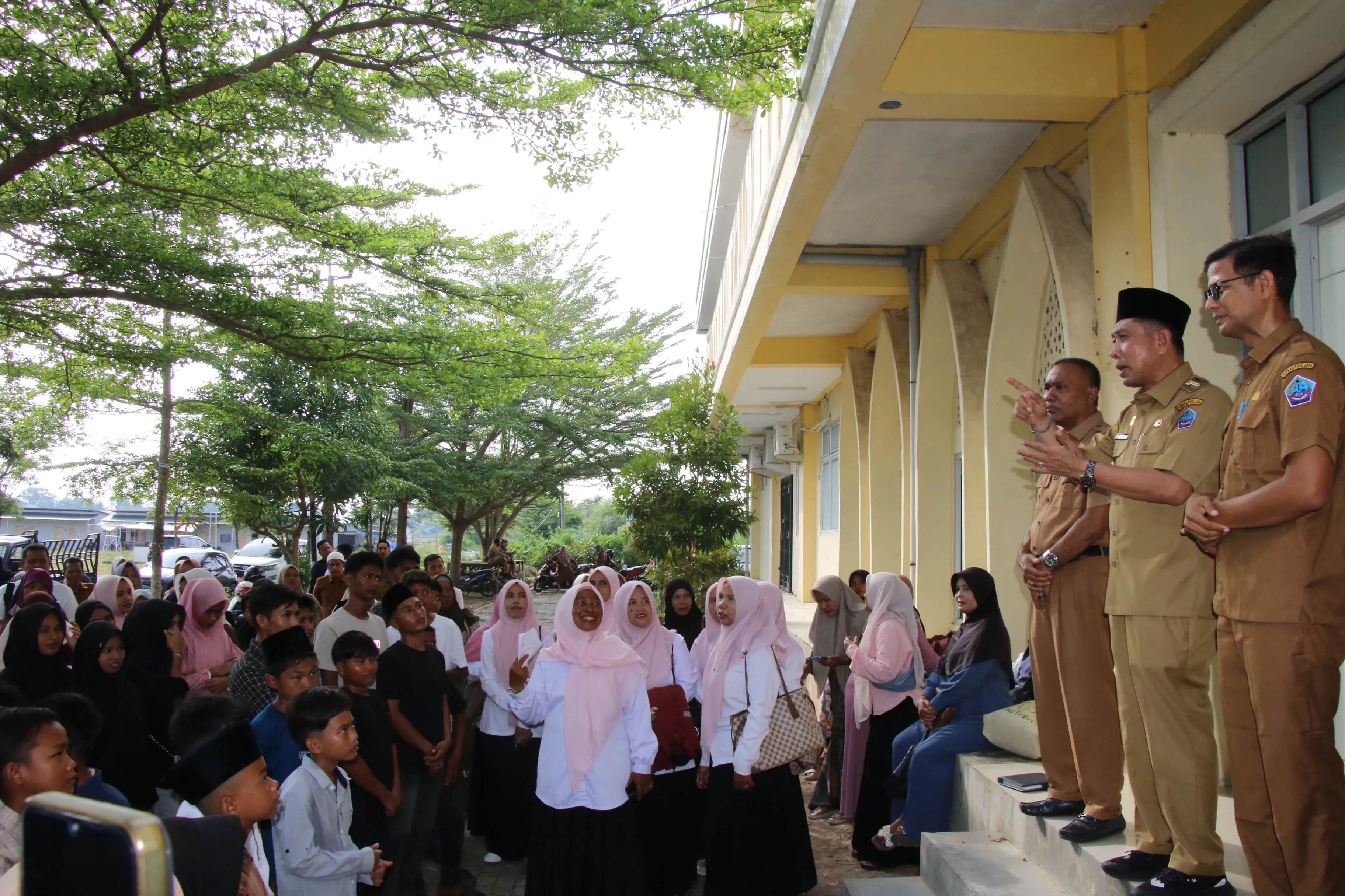 Bupati Pidie Jaya Lepas 90 Siswa Sekolah Rakyat ke Bireuen