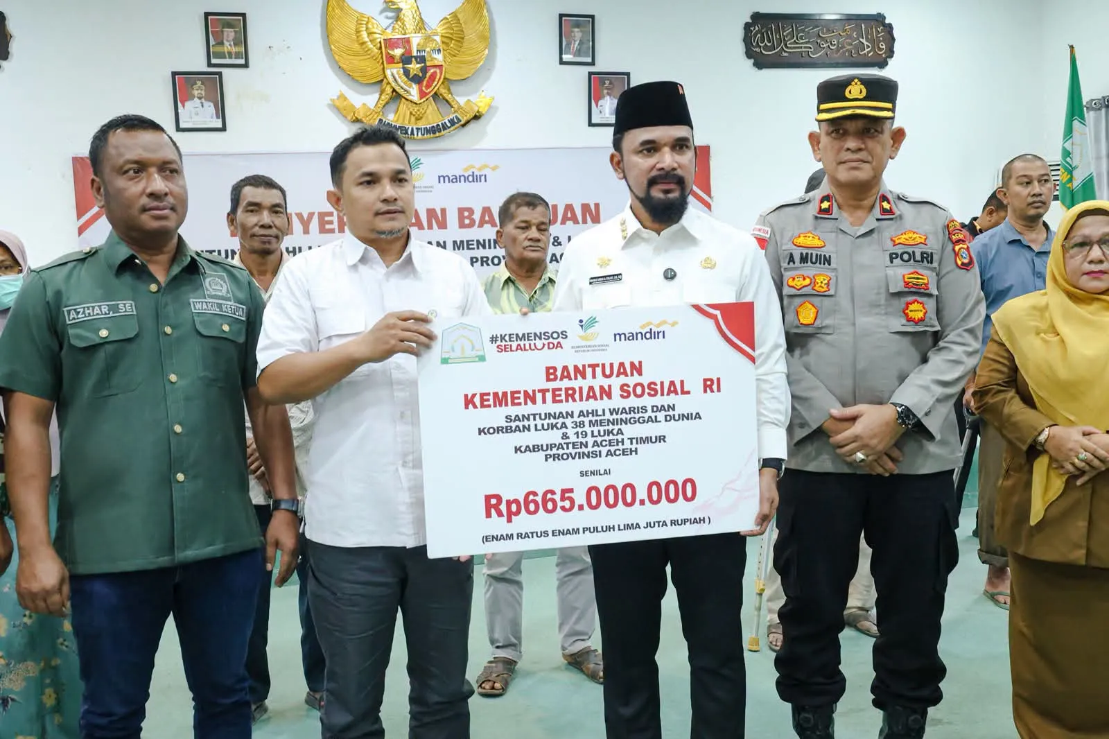 Bupati Al-Farlaky Serahkan Santunan Ahli Waris Tahap III Korban Banjir