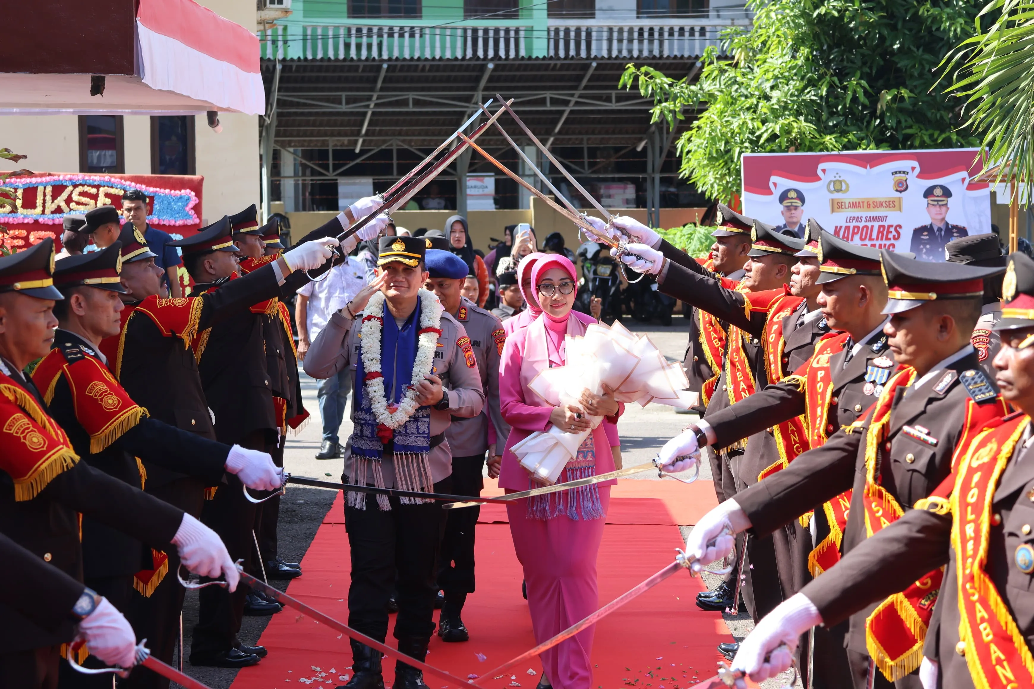 Disambut Prosesi Adat dan Pedang Pora, AKBP Ahmad Faisal Pasaribu Resmi Jabat Kapolres Sabang