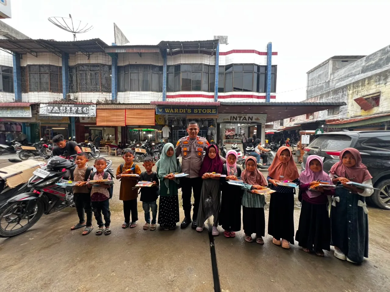 Sambut Tahun Ajaran Baru, Kapolsek Langkahan 'Jemput' 11 Anak Yatim dan Miskin Belanja Seragam Sekolah