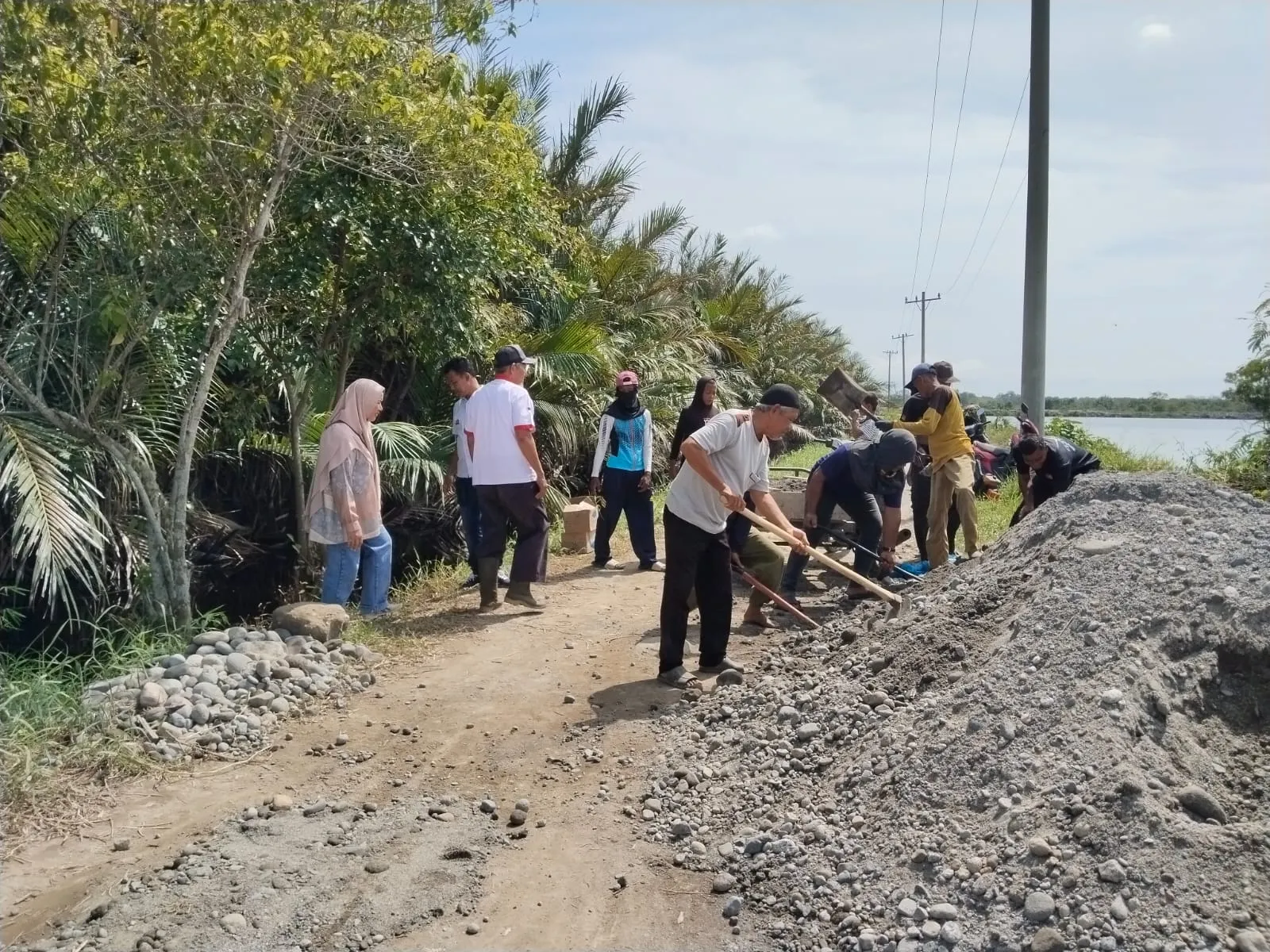 HNSI, Warga Dan LPM Perbaiki Jl. Chaidir Kampung Nelayan Medan Labuhan