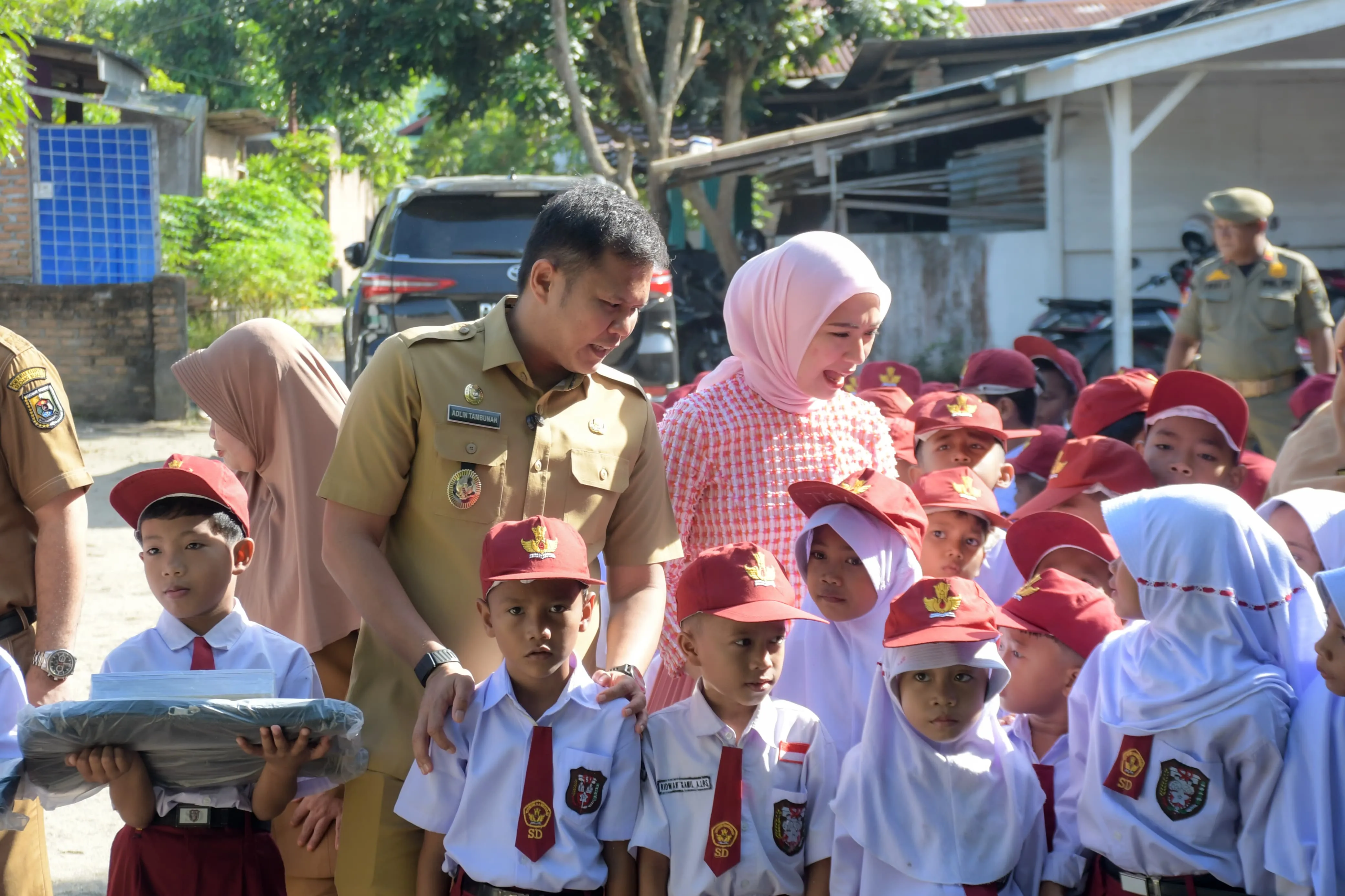 Ratusan Siswa Korban Banjir di Perbaungan Terima Bantuan Perlengkapan Sekolah