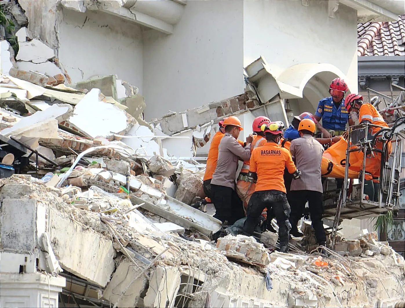 Foto-foto Jenazah Ditemukan dari Rumah Mewah Grand Polonia Medan yang Meledak