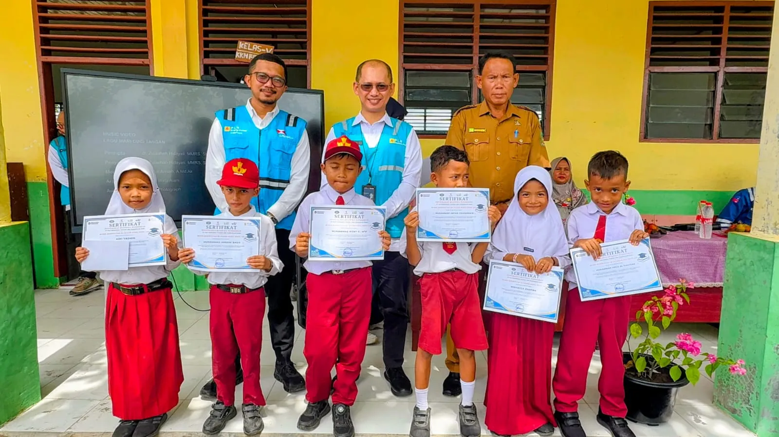Siswa SDN 054951 Desa Pintu Air Terima Beasiswa Dari PLN Indonesia Power UBP PNS