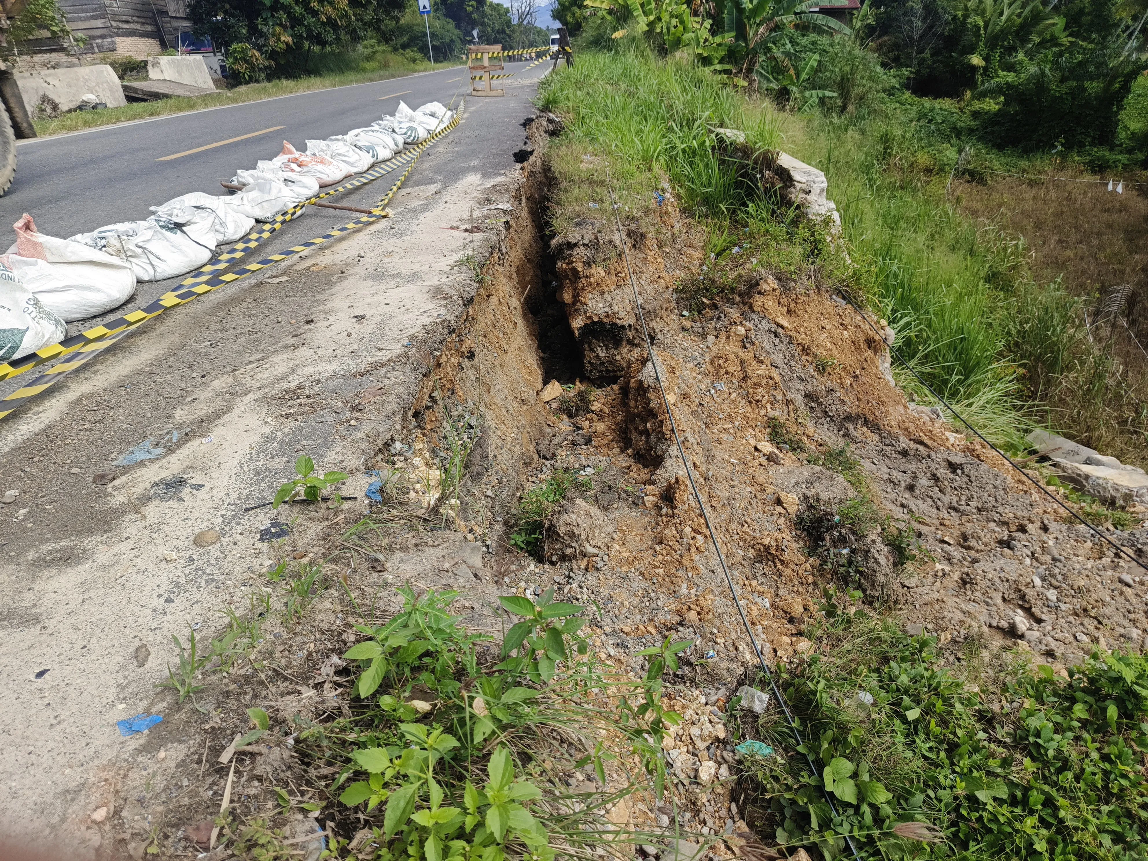 Jalan Nasional di Madina Sering Longsor, Warga Minta Gubsu dan DPRD Sumut Perjuangkan Perbaikan