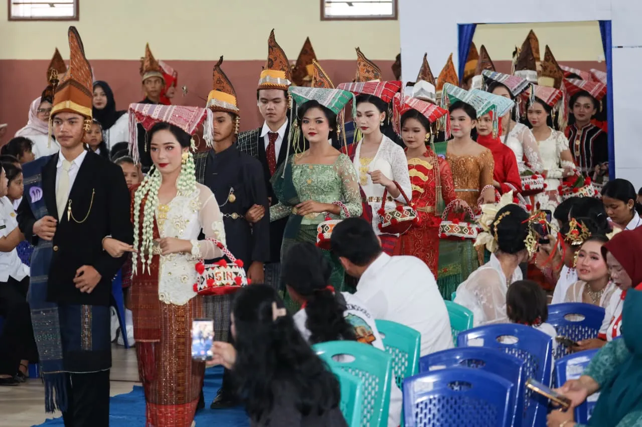 Fashion Show Pakaian Adat Simalungun di Pematangsiantar: Simbol Kehormatan-Cerita Filosofi Luhur
