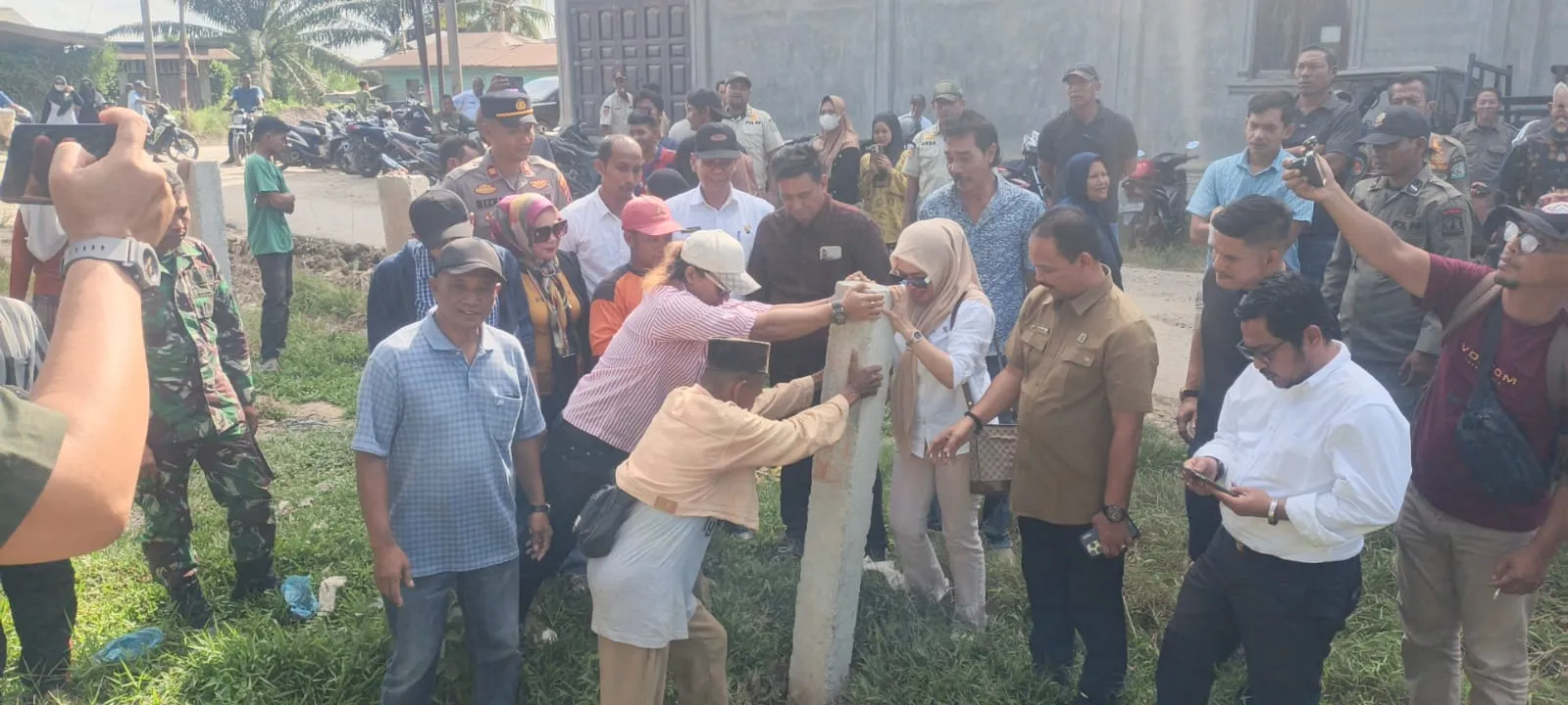 PT SMI Cabut Tiang Pagar Beton yang Dibangun di Bahu Jalan