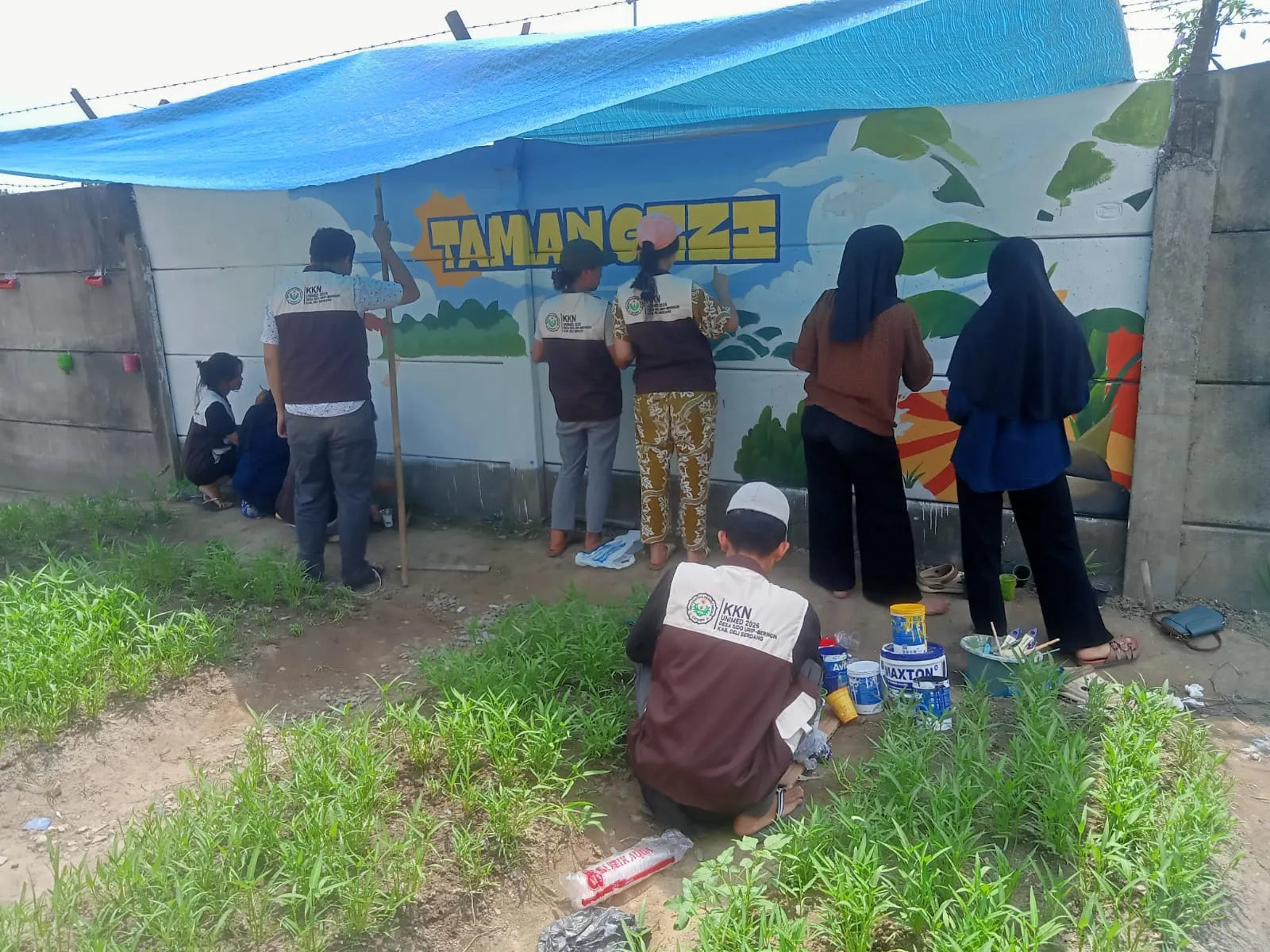 Mahasiswa Unimed Kreatif Lukis Mural Taman Gizi di Desa Sidourip