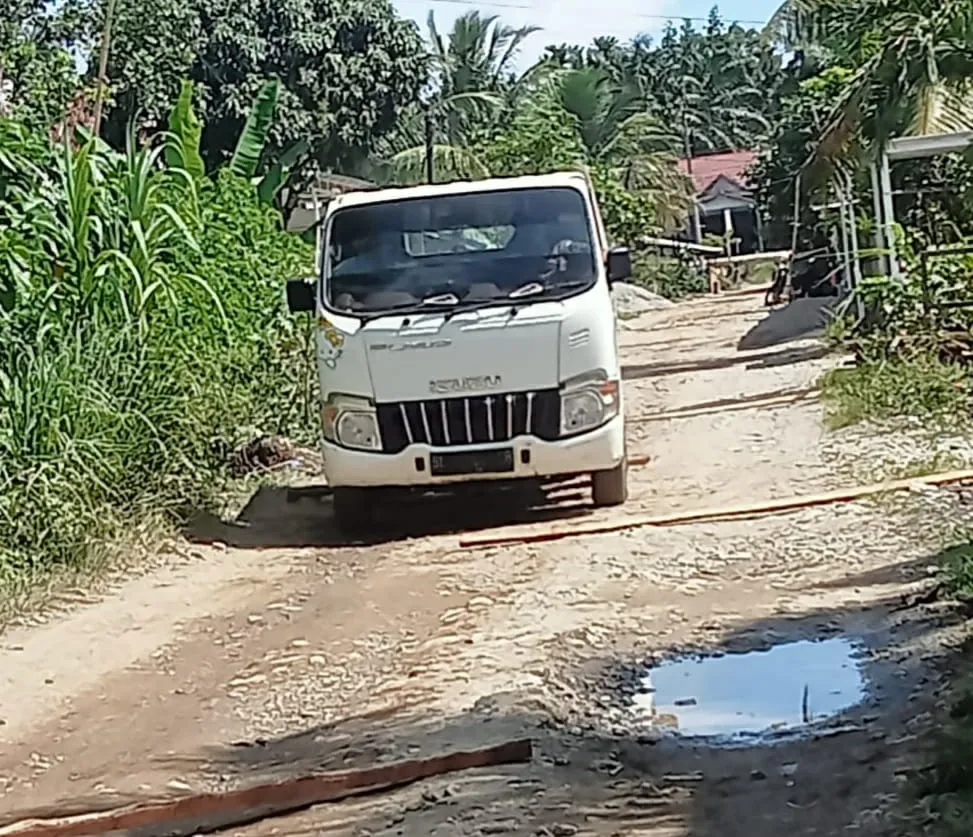 Warga Alue Peunawa Abdya Puluhan Tahun Lewati Jalan Berdebu dan Berlumpur