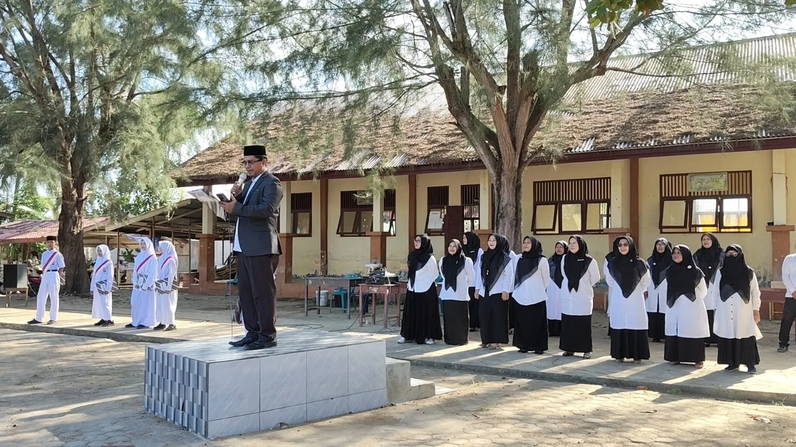 Peringatan HAN ke-42 di SMPN 1 Lapang: Dari Upacara Khusus Hingga Tukar Kado