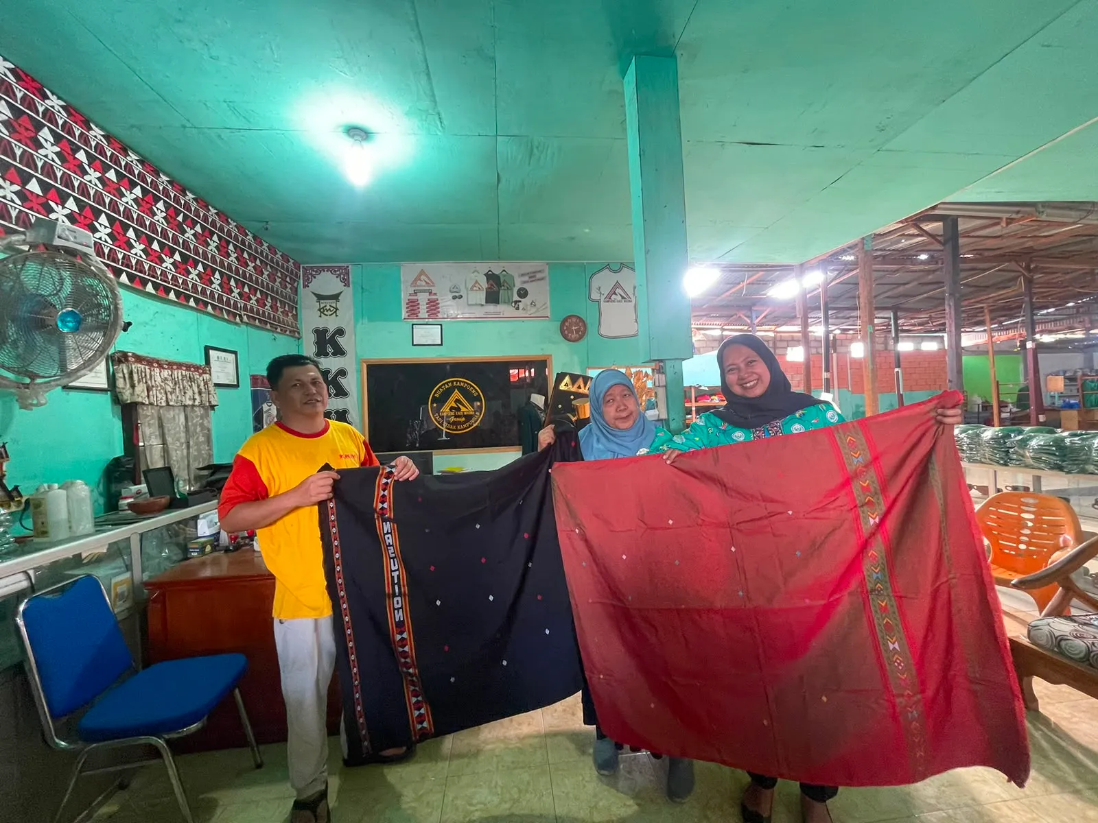 Dosen Unimed Dukung Pengembangan Ekonomi Kreatif dan Kearifan Lokal di Kampung Kaos Madina