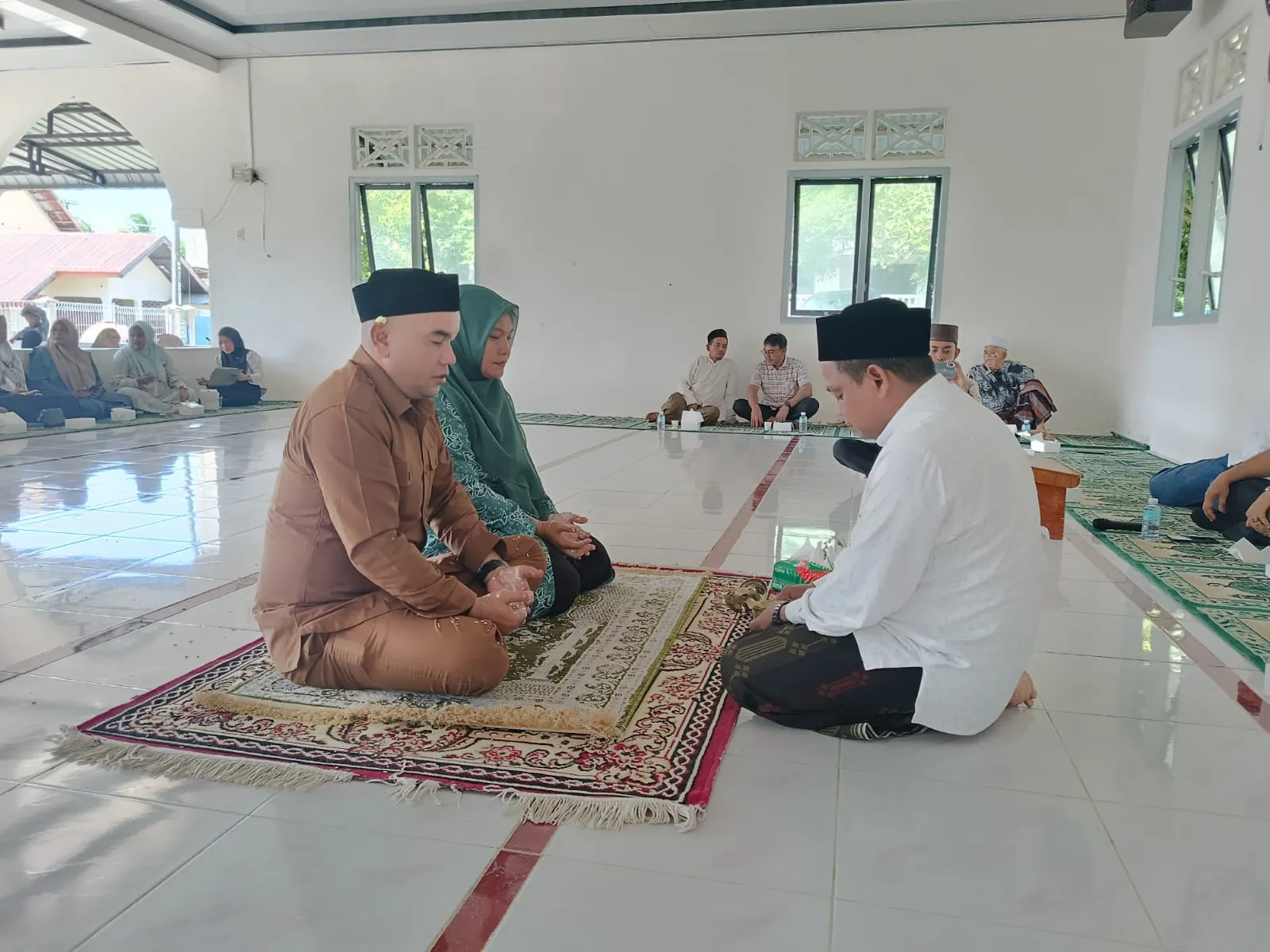Camat Lhoknga Hadiri Peusijuk Keuchik Darwin Kamaruddin di Gampong Lamkruet