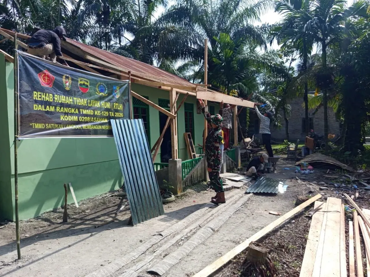 Walau Panas Menyengat dan Abaikan Hari Libur, Satgas TMMD Ke-129 Kodim 0208/Asahan Pacu Pembangunan Rumah Ibu Jusma