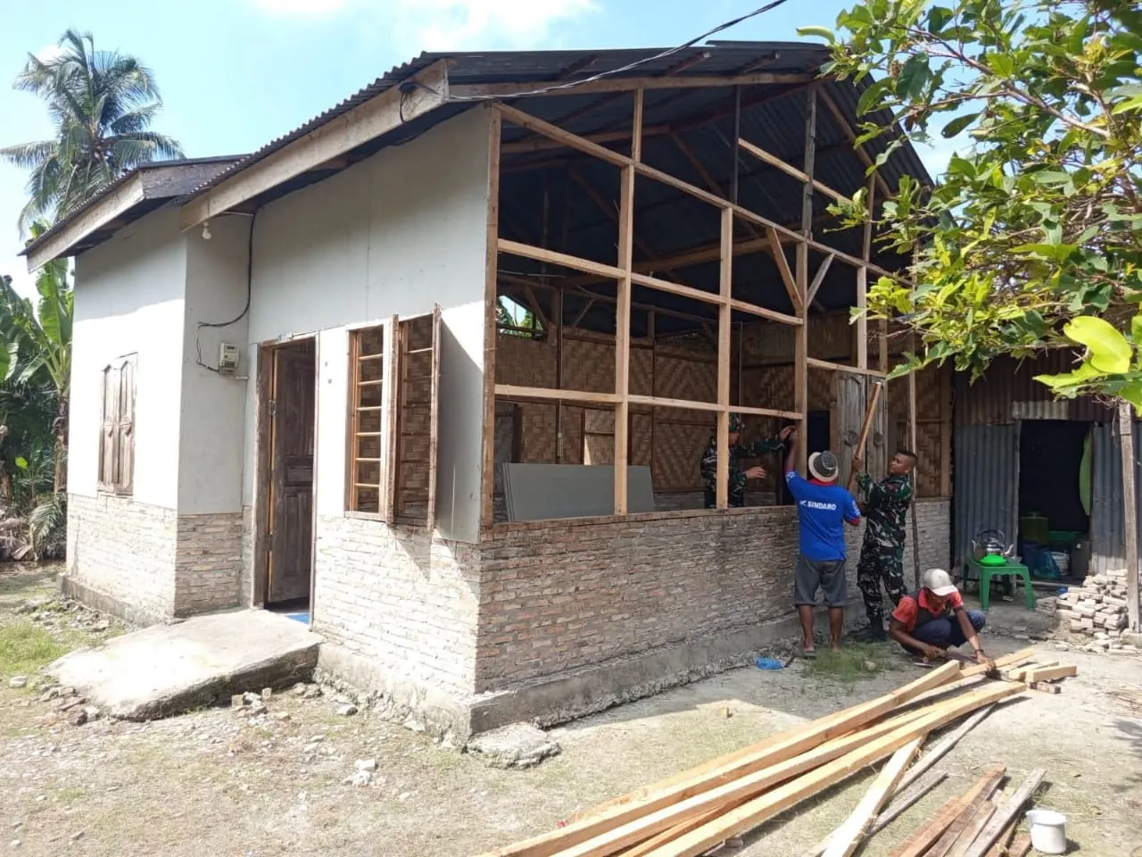 Rumah Ibu Paijem Dibongkar Satgas TMMD Ke-129 Kodim 0208/Asahan, Awal Wujudkan Hunian Layak Bagi Warga