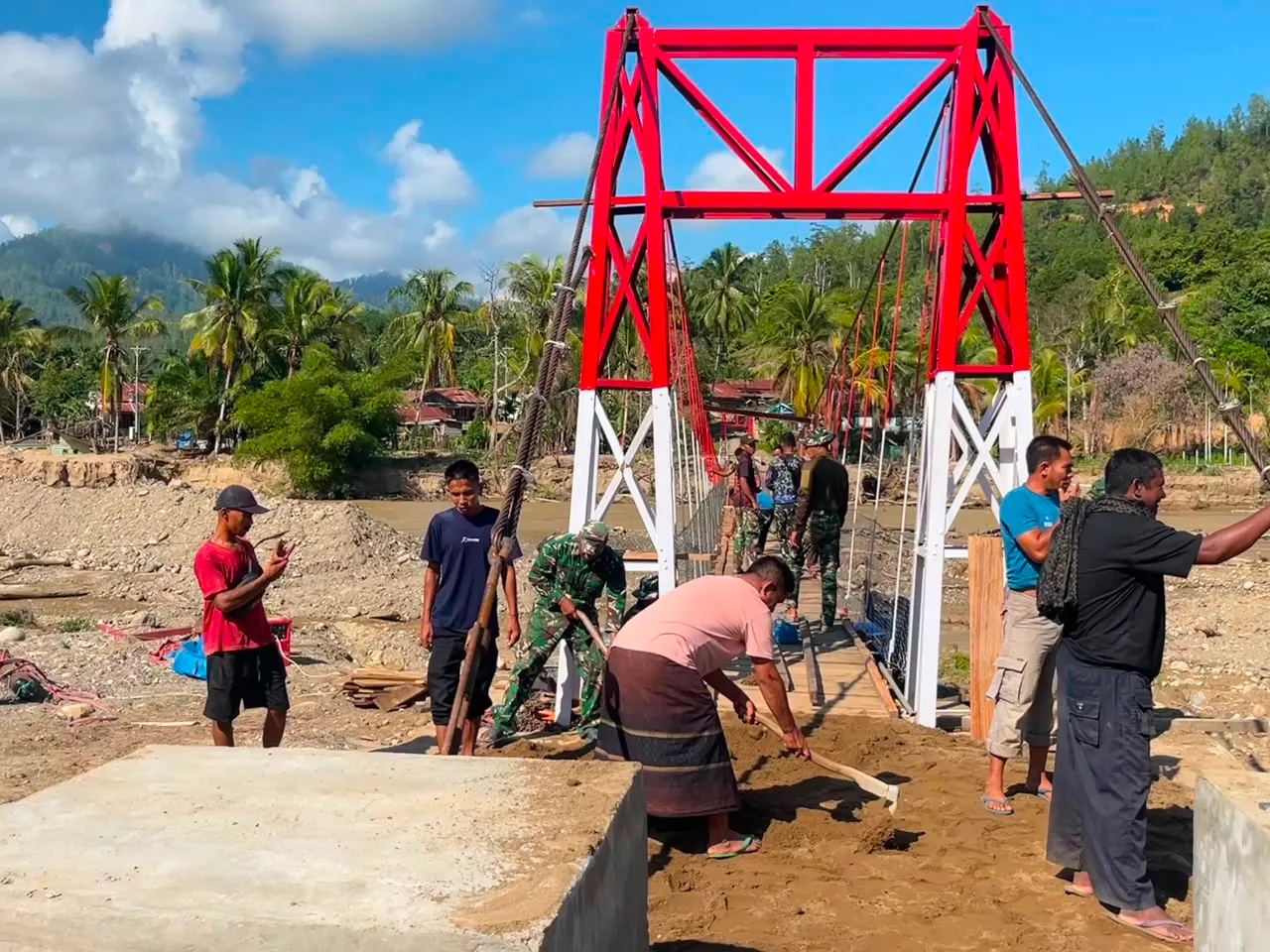 TNI Bangun Jembatan Gantung di Kampung Reje Payung, Safrizal Beri Apresiasi