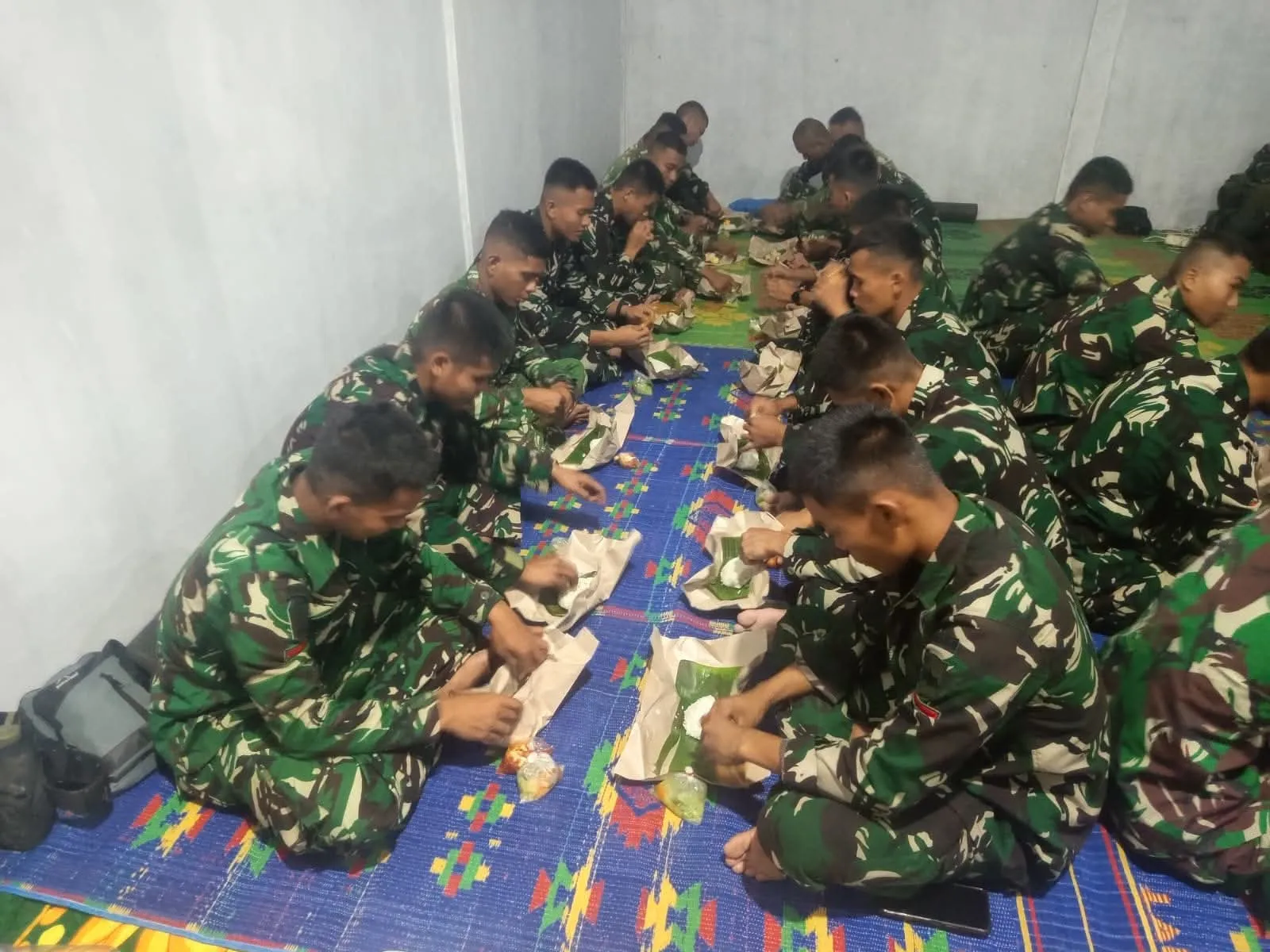 Kendati Tidur Beralas Tikar dan Makan Seadanya, Semangat Satgas TMMD Ke-129 Kodim 0208/Asahan Mengabdi Untuk Negeri Tak Pernah Padam