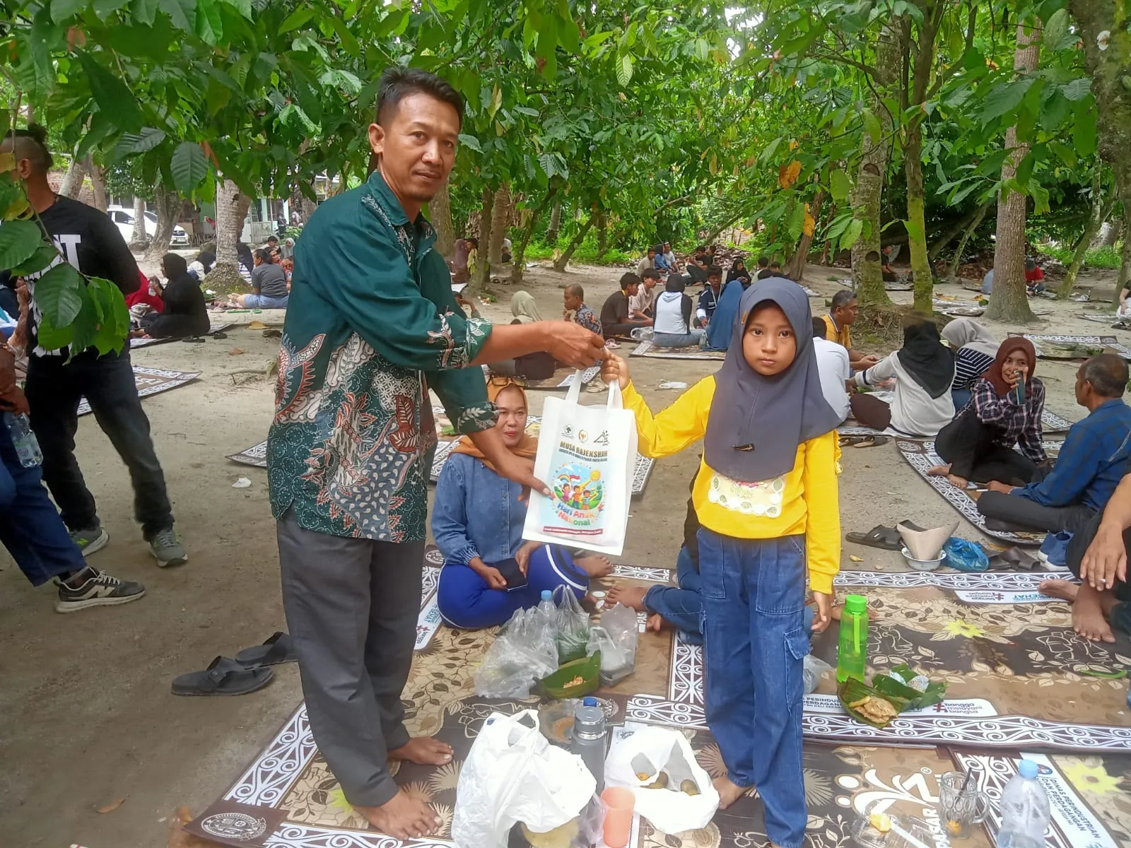 Peringati HAN, Musa Rajekshah dan Pasar Kamu Bagikan 100 Bingkisan Alat Tulis kepada Anak-anak
