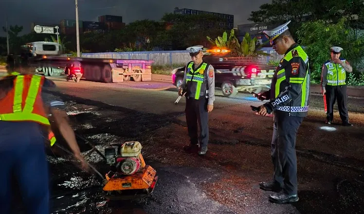 Sat Lantas Polres Pelabuhan Belawan Tambal Jalan Berlubang di Jalan Raya Pelabuhan