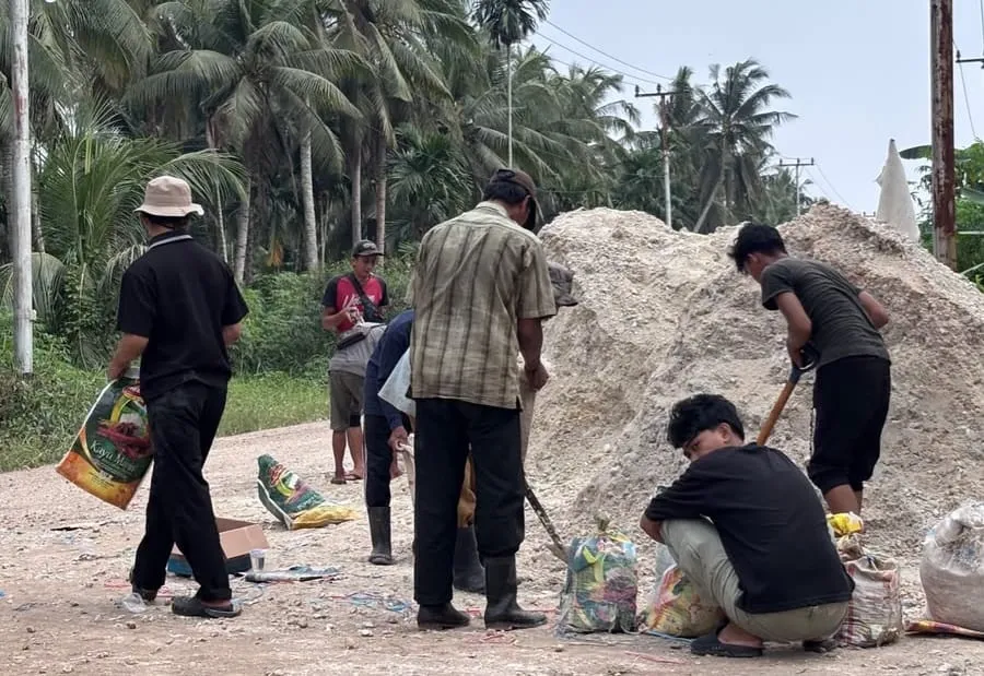 Mahasiswa Kukerta UIN Suska Riau Turun Langsung Bantu Bangun Jalan Swadaya di Tanjung Pidada