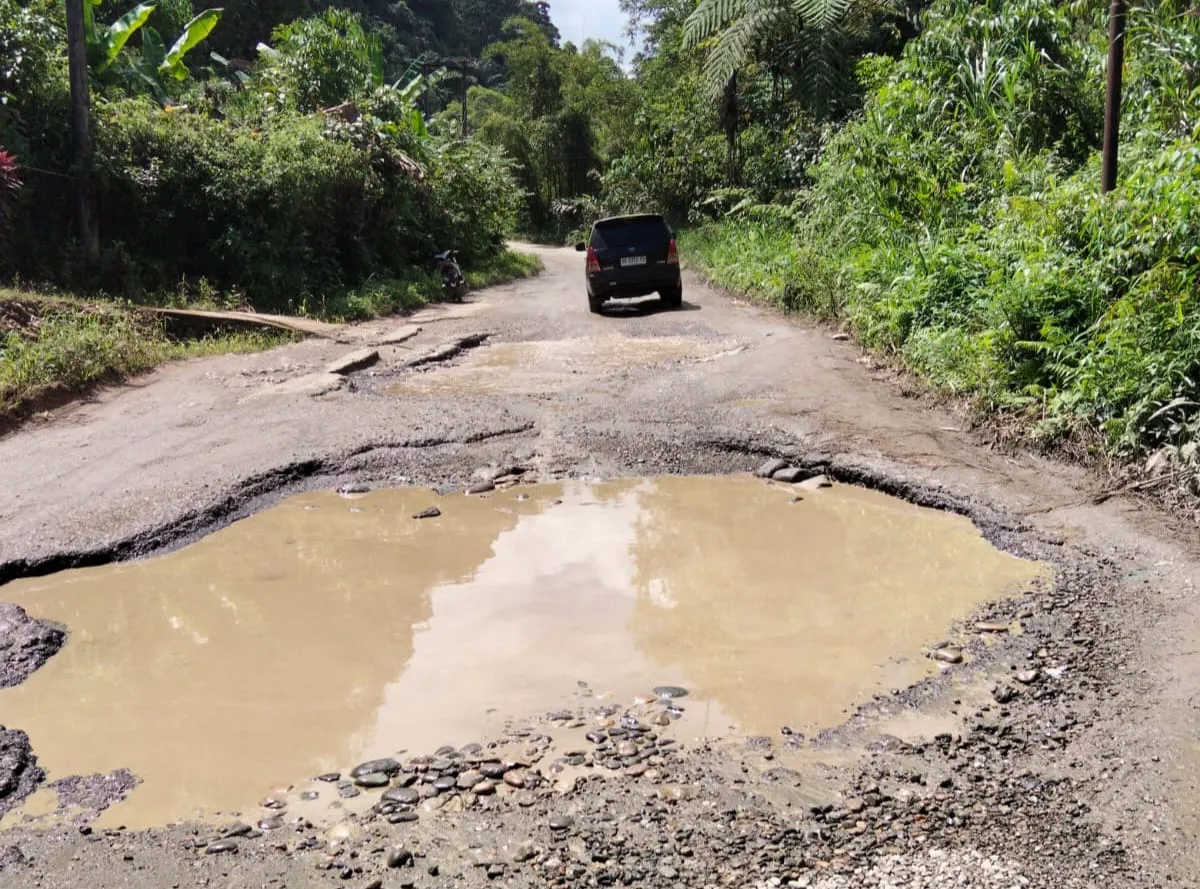 Ruas Jalan Jembatan Merah–Simpang Gambir Rusak Parah, Warga Madina Desak Gubsu Segera Tindak Lanjut Janji Perbaikan