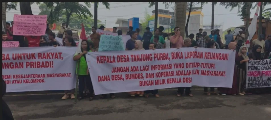 Ratusan Warga Dua Desa Unjuk Rasa, Minta Bupati Deliserdang Tindak Dua Kades
