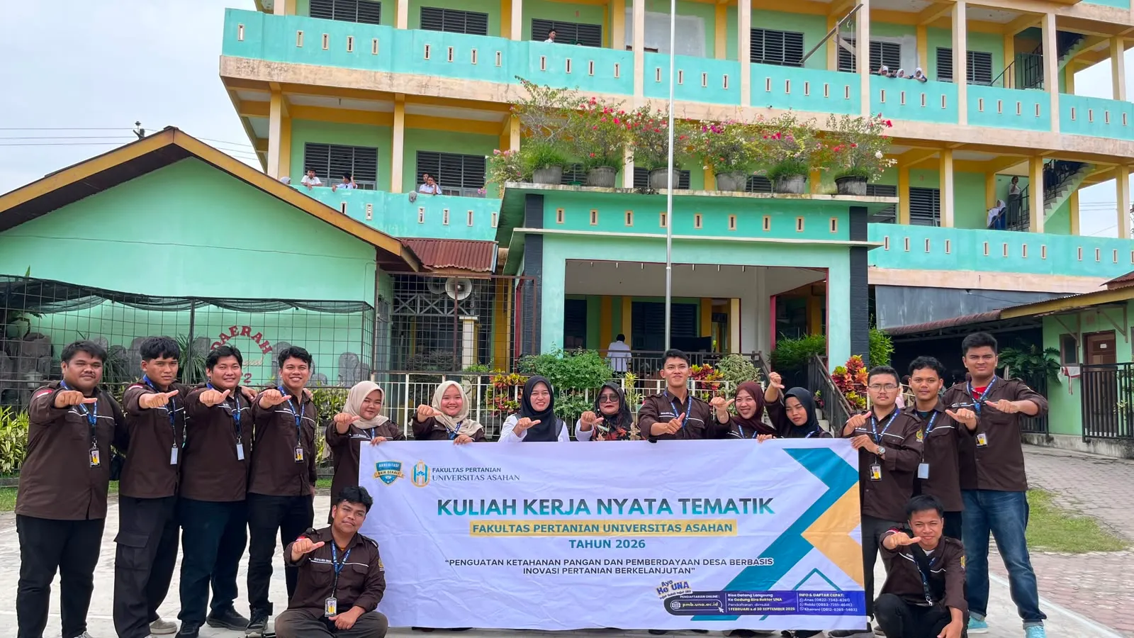 Mahasiswa KKNT Fakultas Pertanian Universitas Asahan Latih Siswa Daerah Meranti Budidaya Hidroponik Dari Botol Bekas