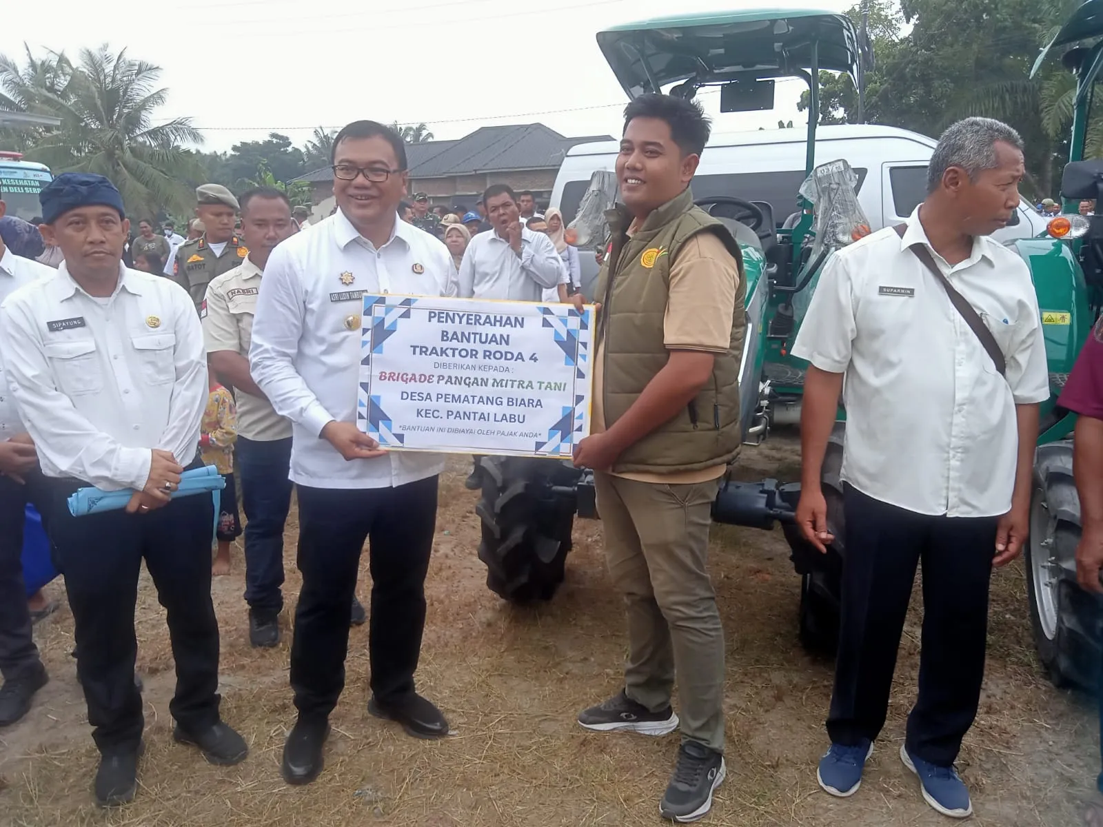 Bupati Deliserdang Serahkan Dua Unit Traktor Roda Empat di Pantai Labu
