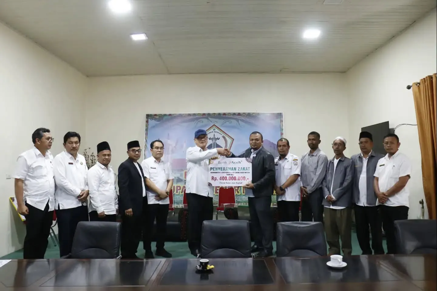 Bupati Tagore Terima Zakat Rp400 Juta dari Bank Aceh Syariah Untuk Baitul Mal